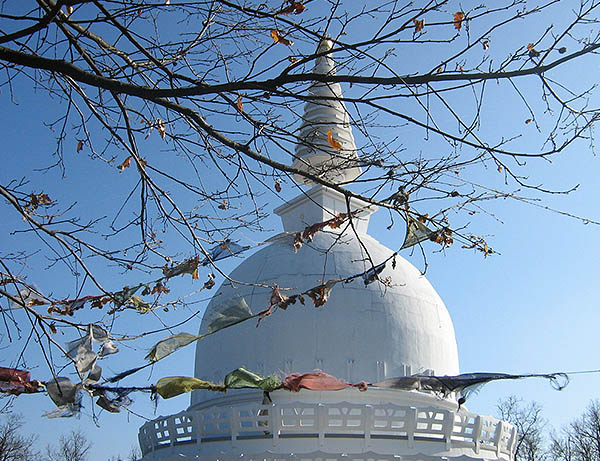 T�ra a zalasz�nt�i budhista eml�khelyhez