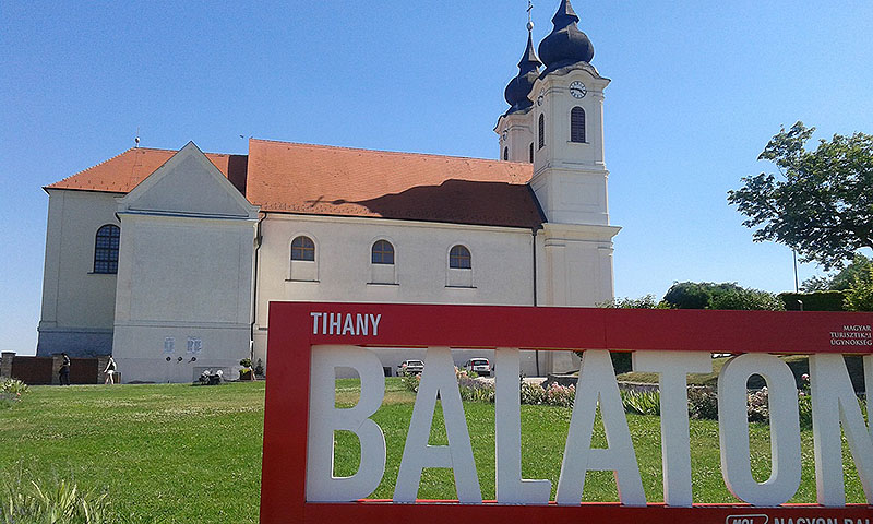 Tihanyi bencés apátság Tihanyban az apátság előtt előtt