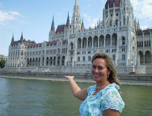 Schwarcz-Szajk� Judit idegenvezet� a Parlament �p�lete el�tt